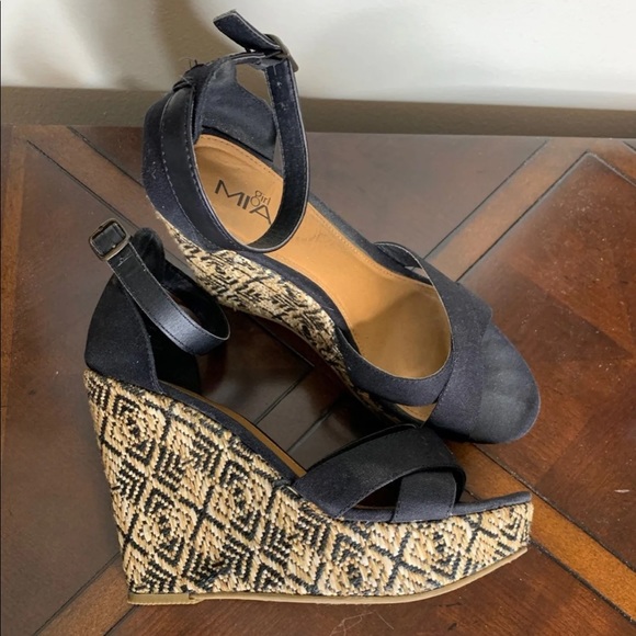 (SOLD) Black Printed Wedges - Picture 8 of 12